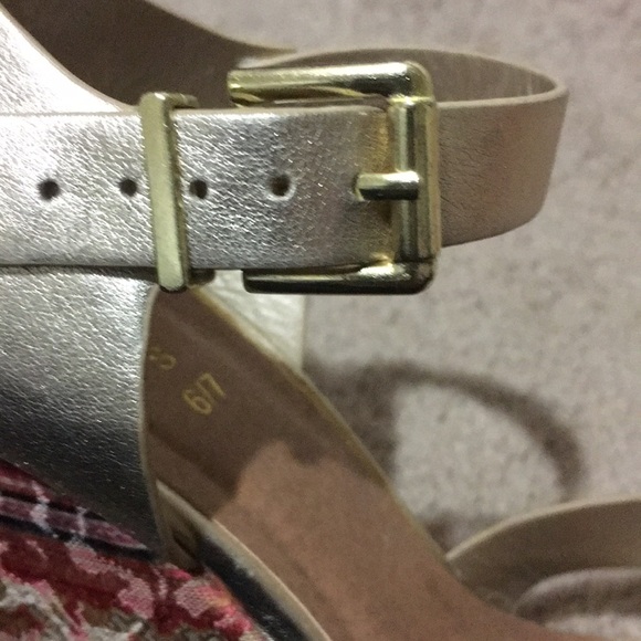 Beautiful wedge with intricate pattern - Picture 3 of 4